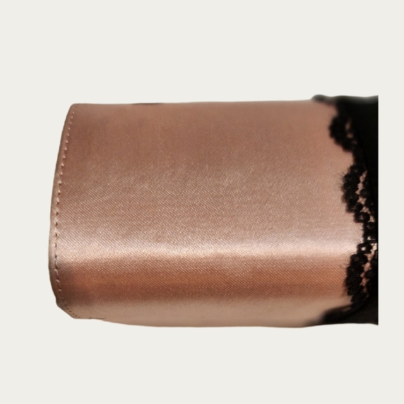 Elegant Pink Kisslock Clutch with Black Lace Trim - Picture 5 of 13